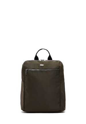 Mochila verde oliva hecha de nailon con una textura suave, que cuenta con un bolsillo delantero con cremallera y un asa en la parte superior.