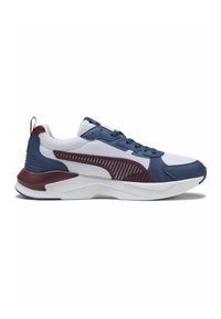 Sneakers z białą siateczką na górze, syntetycznymi akcentami w kolorze granatowym i bordowym, gumową podeszwą oraz teksturowanym wzorem na bocznych panelach.