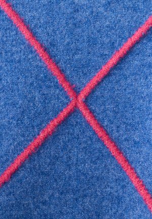 Tessuto blu con una texture morbida, caratterizzato da linee diagonali rosa che formano un motivo a X sulla superficie.