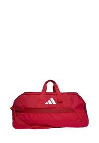 Borsa da viaggio rossa in tessuto resistente, con doppie maniglie superiori, una tracolla regolabile e un design con logo bianco a tre righe.