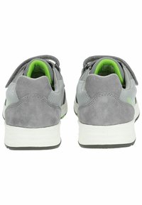 Graue Sportschuhe mit Wildleder- und Mesh-Oberflächen, ausgestattet mit einem grünen Akzent im Inneren, einer gepolsterten Ferse und einer weißen Zwischensohle. Mit Klettverschluss.