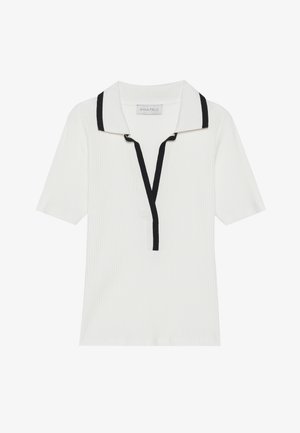 Hvid ribbet polo skjorte med korte ærmer, sort krave og placket-detaljer, med en v-hals åbning. Mærket er synligt indeni kraven.