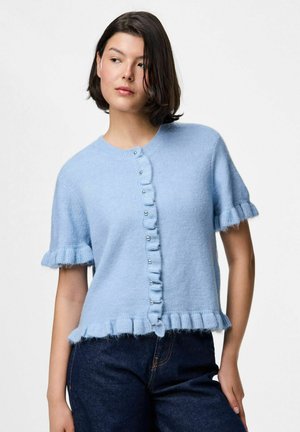 Lichtblauwe korte mouwen cardigan van zachte, gestructureerde stof. Heeft een gerimpelde voorkant, knoopsluiting en decoratieve knopen op de sluiting.