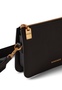 Borsa a tracolla nera in pelle con zip dorata, hardware dorato e logo in rilievo, dotata di una tracolla removibile per maggiore versatilità.