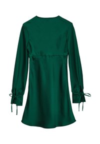 Robe longue à manches longues en satin vert avec un corsage ajusté et une jupe évasée, présentant des poignets noués et un col rond. Texture lisse, design minimaliste.