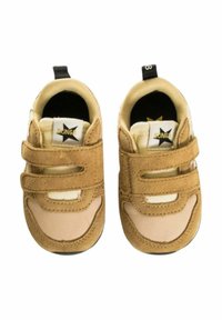Sneakers marroni per bambini con chiusura in velcro, in un mix di tessuti scamosciati e a rete, punta rotonda e un'etichetta nera con un logo a stella bianca.