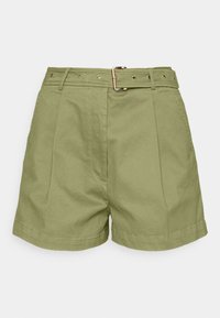 Pantaloni corti verdi in cotone con cintura aderente, dettaglio in fibbia dorata e pieghe. Presentano una texture liscia e un design casual.