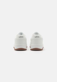Weiße Leder-Sneaker mit niedrigem Profil, strukturiertem Finish und Gummisohle. Verfügt über ein dezentes Logo an der Ferse und ein rundes Design der Zehenpartie.