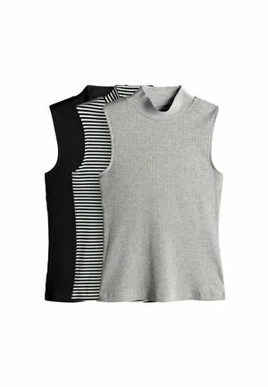 Kolme hihattomaa turtleneckia: yksi kiinteä harmaa, yksi kiinteä musta ja yksi musta-valkoinen raidallinen. Kaikissa on ribbitekstuuri ja kapea malli.