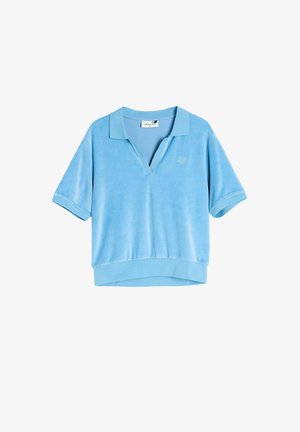 Jasnoniebieska koszulka polo z krótkimi rękawami, wykonaną z miękkiego, aksamitnego materiału, z dekoltem w kształcie V i ściągaczami u rękawów. Wytłoczone logo po lewej stronie.