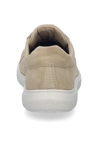 Béžové semišové tenisky s kulatou zadní částí, bílou gumovou podrážkou a šitými detaily. Hladký povrch s nízkoprofilovým designem.
