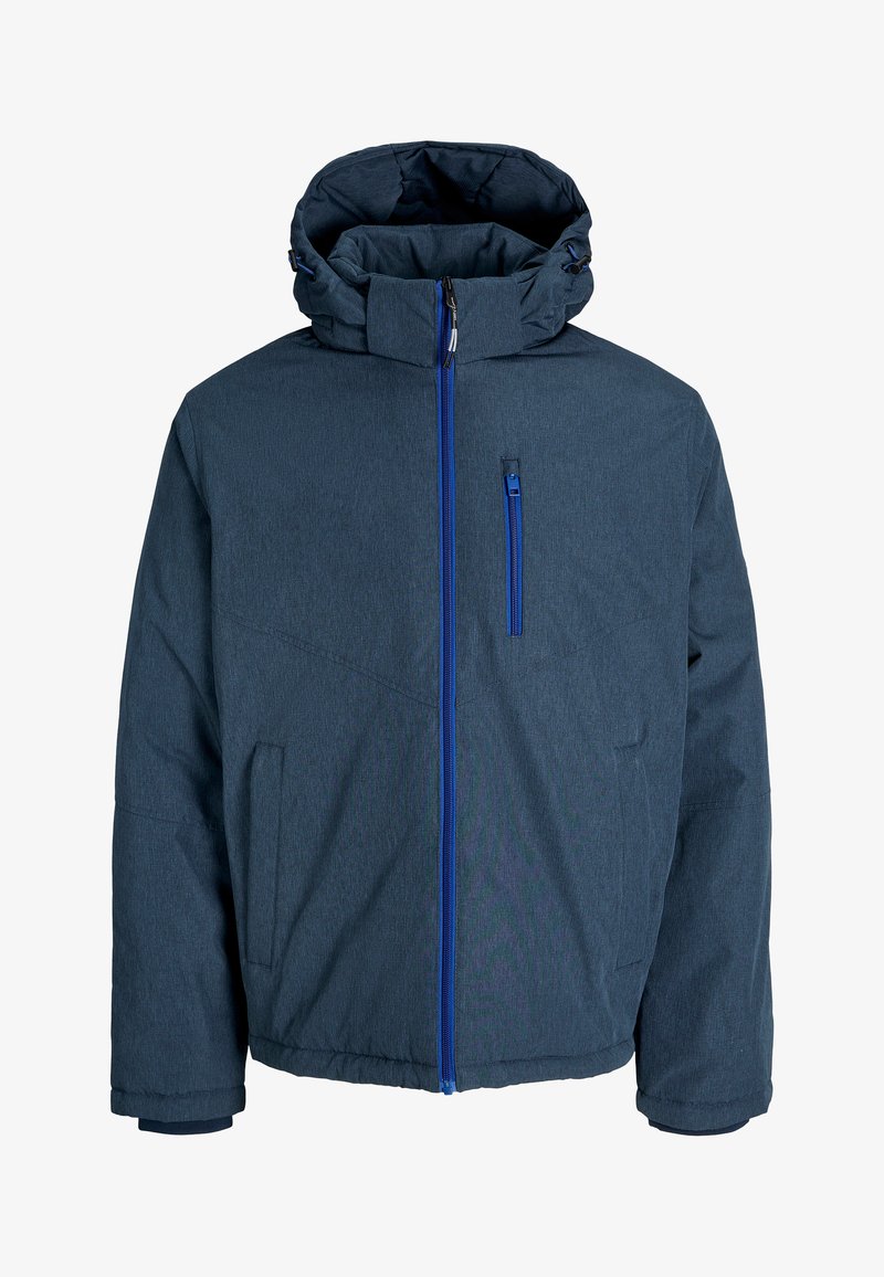 Blauwe geïsoleerde jas met capuchon, voorkeursrits en twee zijzakken; textiel met een gemeleerde structuur en contrasterende blauwe ritssluitingen.