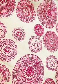 Witte stof met levendige roze cirkelpatronen, voorzien van zwirls en geometrische ontwerpen, variërend in grootte en ingewikkeldheid, wat een gedurfde visuele impact creëert.