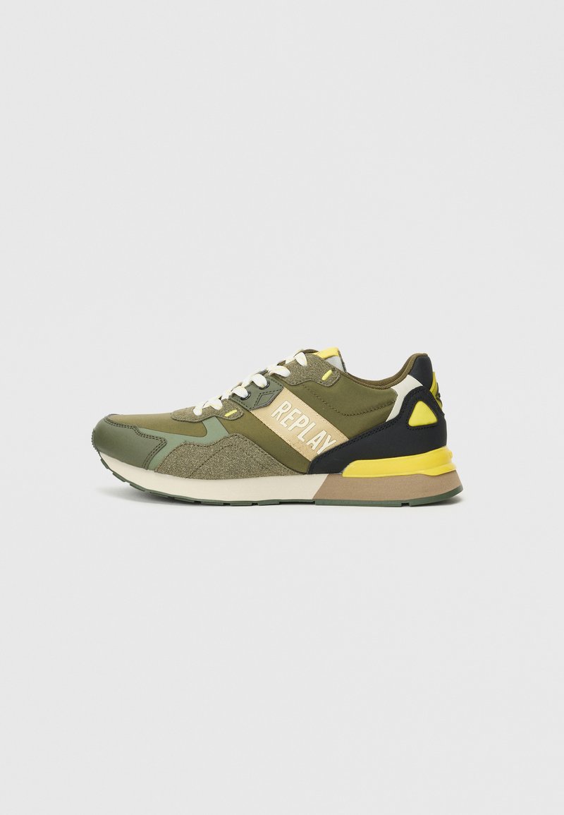 Sneakers sportivi verdi caratterizzati da un mix di materiali, lacci bianchi, dettagli gialli e un distintivo logo "REPLAY" sul lato.