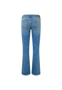 Jeans acampanados de mezclilla azul claro con cintura de media altura, dos bolsillos traseros y una etiqueta de cuero marrón en la cintura. Textura suave.