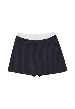 Pantaloni corti navy a righe sottili con cintura elastica bianca, dotati di due tasche laterali e un design su misura, realizzati in un tessuto liscio.