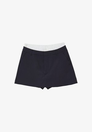 Shorts bleu marine à rayures avec une taille élastique blanche, dotés de deux poches latérales et d'un design ajusté, fabriqués dans un tissu lisse.