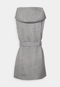 Szara sukienka z mieszanki wełny z szerokim złożonym kołnierzem, paskiem w talii i dopasowaną sylwetką. Posiada pionowe szwy na korpusie.