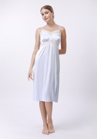Sottoveste in satin celeste chiaro con delicata rifinitura in pizzo, spalline regolabili, corpetto aderente e uno spacco su un lato per facilitare i movimenti.
