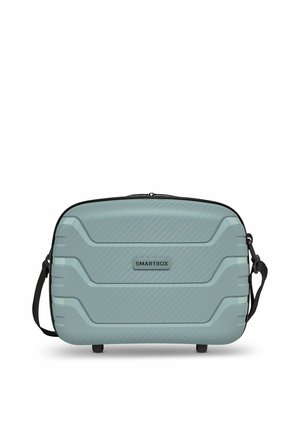 Lichtblauwe crossbody-tas met harde schaal, zwarte band en "SMARTBOX"-label, ontworpen voor compacte en duurzame reissopslag.