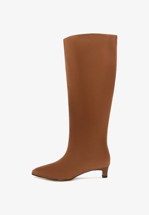 Brun knæhøj støvle lavet af et glat, struktureret materiale; spidse tå og lav blokhæl; minimalistisk design uden synligt hardware.