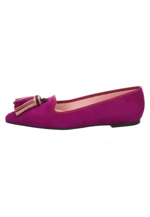 Chaussure plate en daim magenta avec bout arrondi, petit talon et pompons décoratifs dans des nuances de rose et de brun sur le devant supérieur.