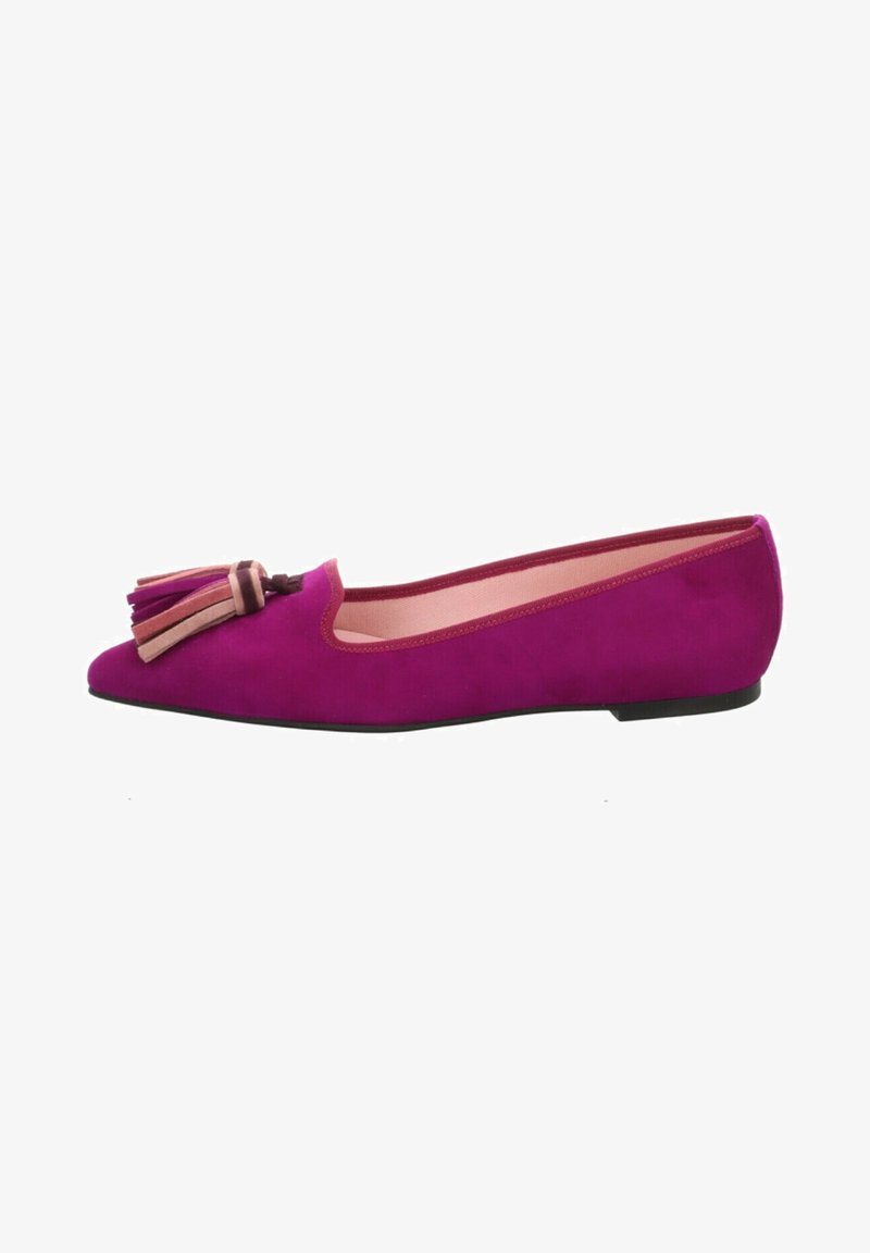 Chaussure plate en daim magenta avec bout arrondi, petit talon et pompons décoratifs dans des nuances de rose et de brun sur le devant supérieur.