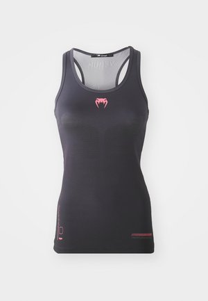 Melna bez piedurknēm blūze ar pieguļošu dizainu, uz kuras ir rozā logo un teksturēti akcenti uz krūšu daļas. Gluda auduma un racerback stils.