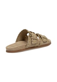 Chanclas deslizantes beige de ante, que cuentan con dos hebillas ajustables, herrajes en tono dorado y costuras decorativas a lo largo de los bordes.
