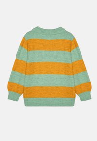 Sweter dziewiarski z naprzemiennymi paskami w pastelowym miętowym zielonym i musztardowym żółtym. Żebrowany dekolt i mankiety. Miękka, teksturowana tkanina.