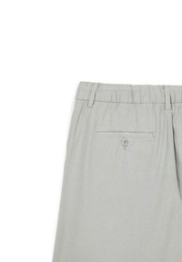 Pantalons gris clair avec une taille élastique, des passants de ceinture et une seule poche arrière sécurisée par un bouton.