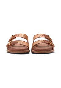Roséguld sandaler med två flätade remmar, med detaljer i guldton och en strukturerad design. Platt sula med diskreta sömmar.