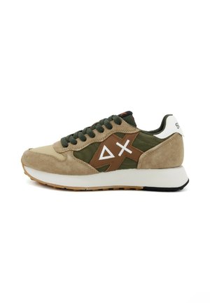 Baskets de sport en suède et tissu, de couleur beige et vert olive ; dotées d'un logo blanc, d'accents marron, d'une semelle noire et de lacets verts.