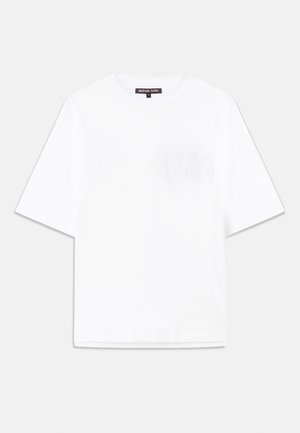 Vit bomullströja med rundad halsringning, korta ärmar och en texturerad "MK"-logotyp på vänster bröstficka.