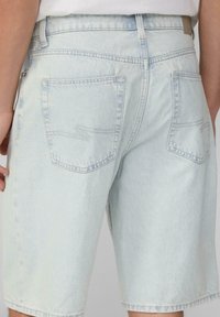 Lichtblauwe spijkerbroeken met een relaxte fit, voorzien van twee achterzakken en subtiele stikseldetails. Zachte textuur met een vervaagde uitstraling.