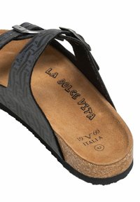 Zwarte sandalen met patroon, kurken voetbed, verstelbare gespsluiting en een gestructureerde zool. Op de binnenkant staat het merk "LA DOLCE VITA".