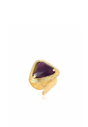Bague texturée en or avec une grosse pierre précieuse triangulaire violette maintenue par trois griffes, avec un anneau ajustable ouvert.