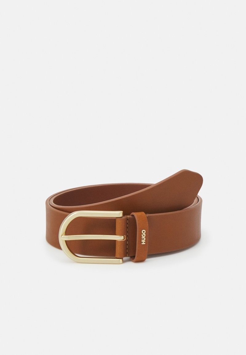 Ceinture en cuir marron roulée avec une boucle en forme de D dorée et petit logo "HUGO" sur la boucle de ceinture.