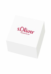 Caja rectangular blanca con un acabado mate, que presenta un destacado logo rojo que dice "s.Oliver FASHION FOR LIFE" en la parte superior.