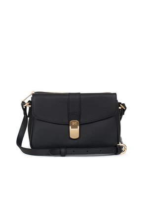 Czarna, teksturowana skórzana torba na ramię z zapięciem w kolorze złotym i regulowanym paskiem na białym tle.