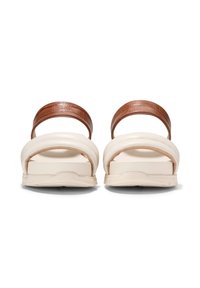 Vita sandaler med en tjock, strukturerad sula och två bruna, släta remmar. Designen har en platt bas och en minimalistisk stil.