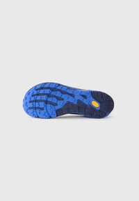 Semelle de chaussure en caoutchouc Vibram bleu et noir avec un motif de bande de roulement rugueux, conçue pour une meilleure adhérence et une utilisation en extérieur.