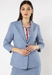 Lichtblauwe op maat gemaakte blazer met een gladde textuur, notch-revers en driekwart mouwen. Voorzien van een enkele knoopsluiting.