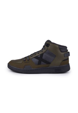 Zapatillas altas en verde oliva y negro, con un upper de ante y malla, puntera reforzada y suela de goma negra texturizada.