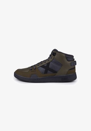 Zapatillas altas en verde oliva y negro, con un upper de ante y malla, puntera reforzada y suela de goma negra texturizada.