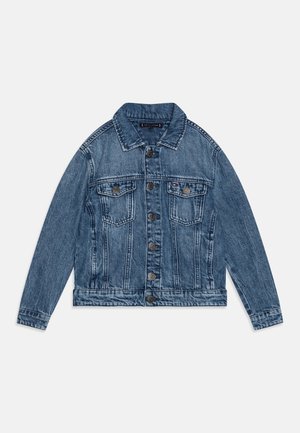 Veste en jean bleu classique à lavage moyen avec fermeture boutonnée, deux poches poitrine à rabat et manches longues sur un fond uni.
