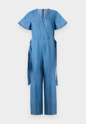 Denim-Overall in Hellblau mit kurzen, ausgestellten Ärmeln, Wickeldesign, seitlichen Bindebändern und weitem Bein. Mit glatter Textur und sauberen Nähten.