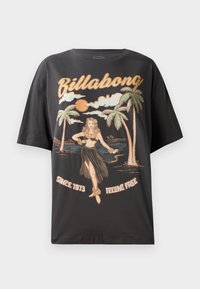 Svart bomull T-skjorte med et fargerikt grafisk trykk av en hula-danser, palmer og teksten "Billabong" i fet skrift.
