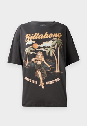 Fekete pamut póló, élénk grafikával, amely egy hula táncost, pálmafákat és a „Billabong” feliratot tartalmazza vastag betűkkel.