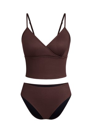 Set bikini marrone a coste con bralette a scollo a V con spalline regolabili e slip a vita alta con pannelli accentati neri.